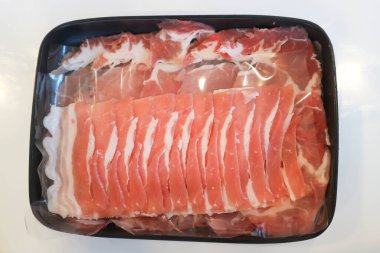 Çiğ domuz eti, dilimlenmiş domuz eti ya da pişirmek için et.