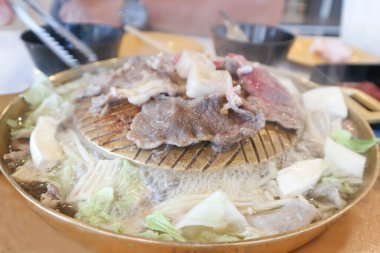 Izgara biftek ve ızgara domuz eti veya fırında ızgara et.