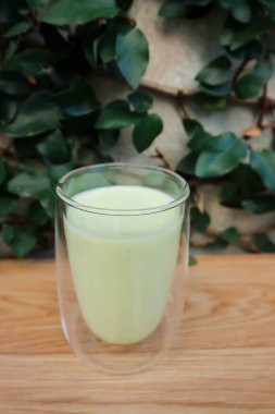 Karışık avokado, avokado yoğurdu ya da avokado sütü.