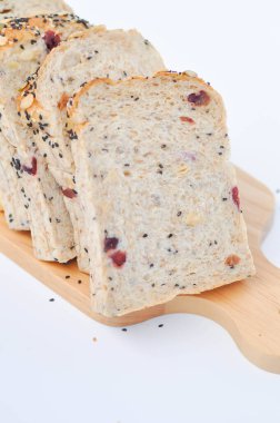 ekmek, tam buğday ekmeği ya da fındık ekmeği ya da bir somun ekmek ya da beyaz arka planda kesilmiş ekmek.