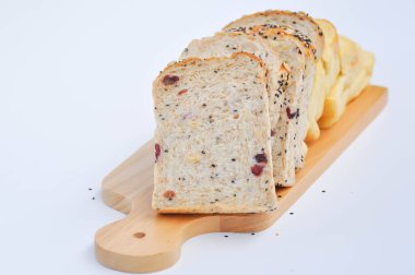 ekmek, tam buğday ekmeği ya da fındık ekmeği ya da bir somun ekmek ya da beyaz arka planda kesilmiş ekmek.