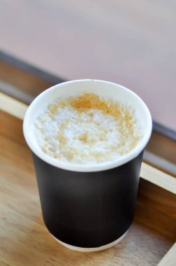 Sıcak kahve, servis için karamel latte kahve.