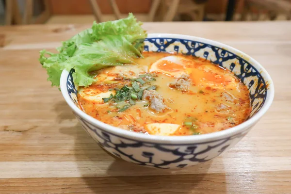 スパイシーな麺 スパイシーなスープまたは卵スープ — ストック写真