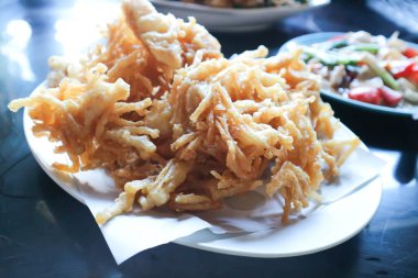 Kızarmış mantar ya da kızartılmış mantar ya da kızartılmış altın iğne mantarı.