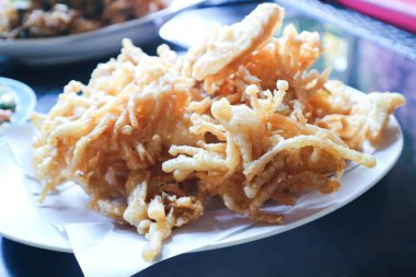 Kızarmış mantar ya da kızartılmış mantar ya da kızartılmış altın iğne mantarı.