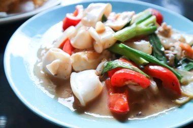 Kızarmış kalamar ve sebze, kızarmış deniz ürünleri ve sebzeler.