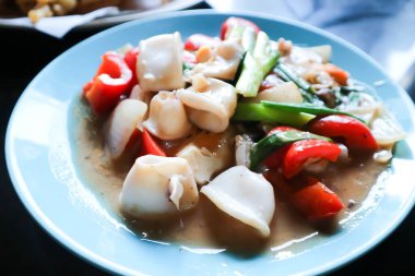 Kızarmış kalamar ve sebze, kızarmış deniz ürünleri ve sebzeler.