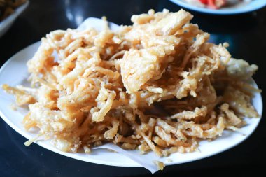 Kızarmış mantar ya da kızartılmış mantar ya da kızartılmış altın iğne mantarı.