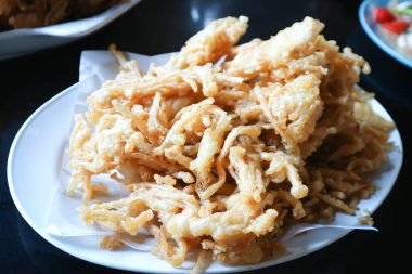 Kızarmış mantar ya da kızartılmış mantar ya da kızartılmış altın iğne mantarı.