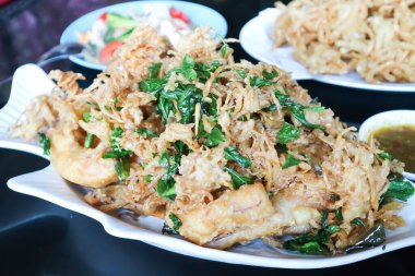 Kızarmış mantar ya da kızartılmış mantar ya da kızartılmış altın iğne mantarı.