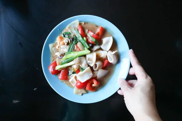 搅拌油炸鱿鱼和蔬菜 搅拌油炸海鲜和蔬菜 — 图库照片