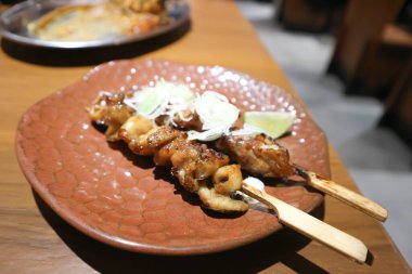 Izgara kalamar ya da ızgara kalamar ya da ızgara kalamar, iszakaya 'da Japon yemeği.