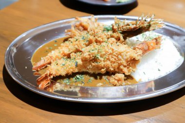 Japon körili karides ya da kızarmış karides ya da tempura ile Japon körili pilavı ya da kızarmış karides ve pilav ya da Japon körili yemeği ya da Japon körisi.