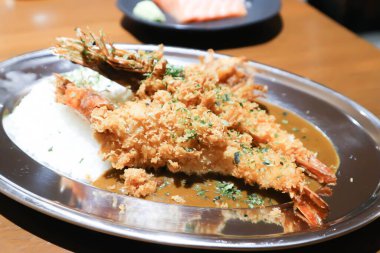 Japon körili karides ya da kızarmış karides ya da tempura ile Japon körili pilavı ya da kızarmış karides ve pilav ya da Japon körili yemeği ya da Japon körisi.