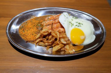 Japon köri sosisi ya da sosisli ve yumurtalı Japon köri pilavı ya da yumurta, kızarmış soğan ve pilav ya da servis için Japon yemeği.