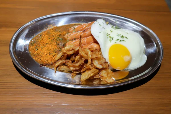 Japon köri sosisi ya da sosisli ve yumurtalı Japon köri pilavı ya da yumurta, kızarmış soğan ve pilav ya da servis için Japon yemeği.