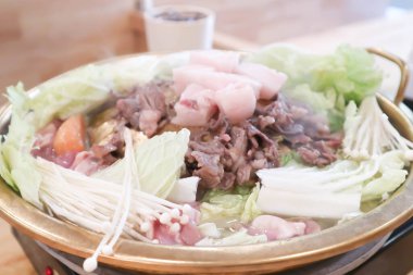 Izgara biftek ve ızgara domuz eti fırında, shabu veya sukiyaki.