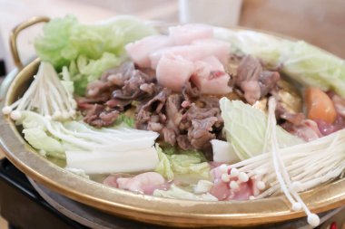 Izgara biftek ve ızgara domuz eti fırında, shabu veya sukiyaki.