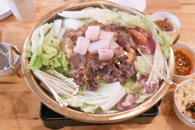 Izgara biftek ve ızgara domuz eti fırında, shabu veya sukiyaki.