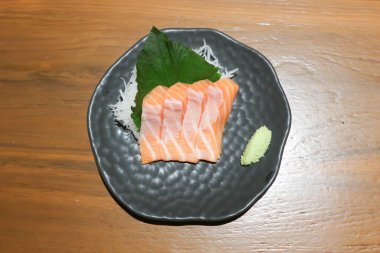 saşimi ya da somon balığı, dilimlenmiş somon balığı ya da çiğ somon ve wasabi.