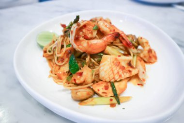 Karides ve kalamar makarna ya da deniz ürünleri makarna ya da deniz ürünleri spagettisi, makarna ya da baharatlı makarna.