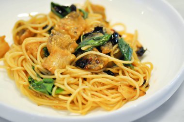 Balık makarna ya da balık spagetti, makarna ya da baharatlı makarna.