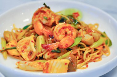 Karides ve kalamar makarna ya da deniz ürünleri makarna ya da deniz ürünleri spagettisi, makarna ya da baharatlı makarna.