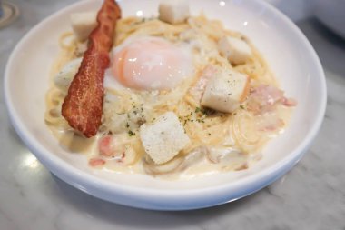 makarna veya makarna, spagetti veya spagetti carbonara ve rafadan yumurta ve pastırma.