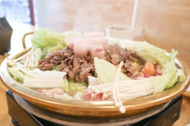 Izgara biftek ve ızgara domuz eti fırında, shabu veya sukiyaki.