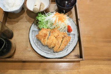 Kızarmış tavuk, salatalı kızarmış tavuk ve pilav veya servis için Japon kızarmış tavuğu.