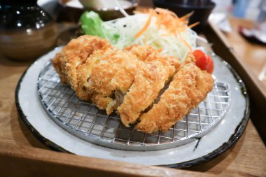 Kızarmış tavuk, salatalı kızarmış tavuk ya da Japon kızarmış tavuk servisi.