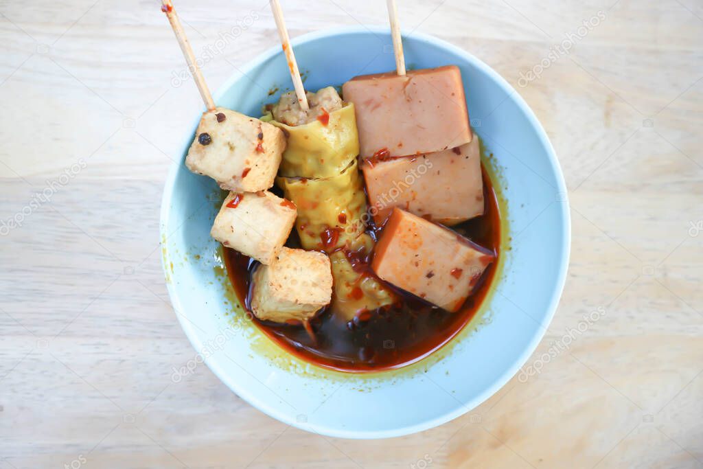 tofu a la parrilla, wonton o dumpling chino o dumpling y salchicha o