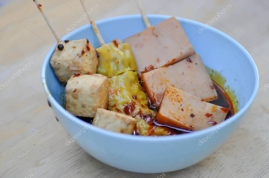 tofu a la parrilla, wonton o dumpling chino o dumpling y salchicha o