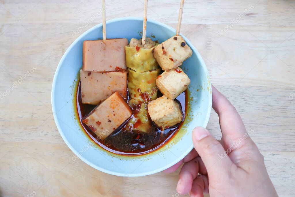 tofu a la parrilla, wonton o dumpling chino o dumpling y salchicha o