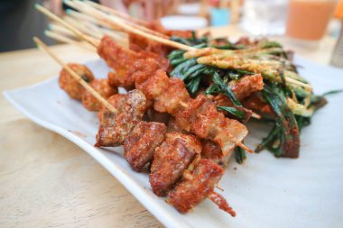 Izgara domuz eti ya da ızgara domuz eti, ızgara domuz eti ya da kızarmış et ya da Çin yemeği.