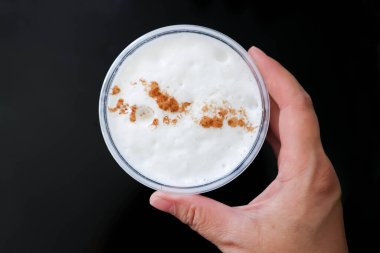 Buzlu kahve ya da buzlu kapuçino.