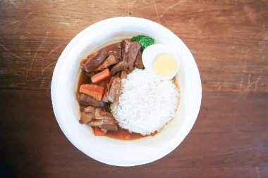 Domuz yahnisi, pilav ve soslu domuz eti ya da domuz yahnili pilav.