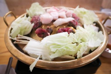 Izgara biftek ve domuz eti, fırında ızgara biftek veya Tayland barbeküsü veya Tayland ızgara domuz eti ve fırında sebze.