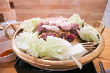 Izgara biftek ve domuz eti, fırında ızgara biftek ya da Tayland barbeküsü ya da Tayland usulü ızgara domuz eti ve sos.