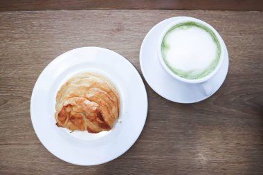 Turta, ananaslı turta ya da kremalı turta ve yeşil çay lattesi.