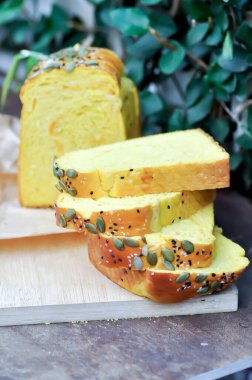 ekmek, balkabağı ekmeği ya da somun ekmek ya da dilimlenmiş ekmek ya da kabak tohumu ve susamlı ekmek.