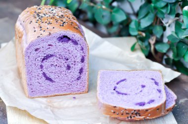Bir somun ekmek, susamlı tatlı patates ekmeği.
