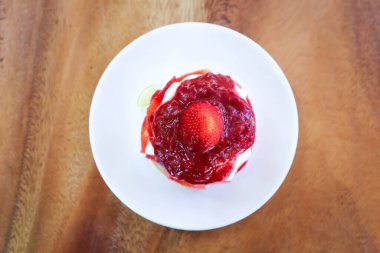 Çilekli pasta mı yoksa çilekli pasta mı?