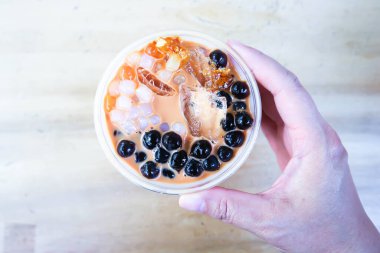 Sütlü çay ya da Thai çayı ya da köpüklü çay.