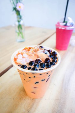 Sütlü çay ya da Thai çayı ya da köpüklü çay.