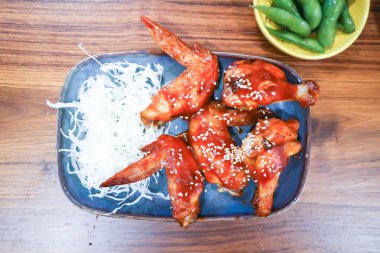 Izgara tavuk, Kore soslu kızarmış tavuk ya da Kore tavuğu ve sebze.