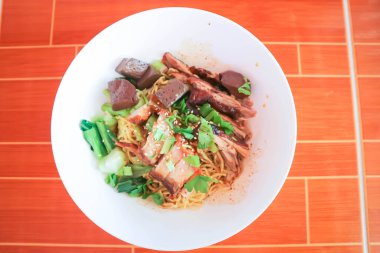 Kızarmış ördek eriştesi, domuz eti ve ördek eriştesi çorbasız erişte veya Çin eriştesi servis etmek için Çin eriştesi.