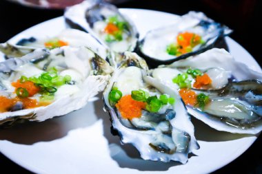 İstiridye, kabuk ya da çiğ istiridye, karides yumurtası ve sebze.