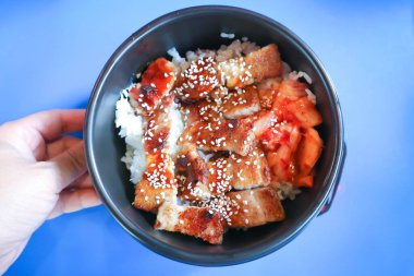 Susamlı ızgara domuz eti, domuz ve pilav veya servis için Kore usulü ızgara domuz ve pilav.