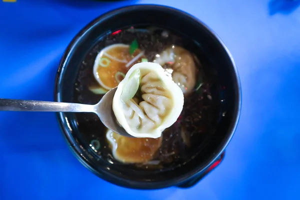 ワンタンスープまたは韓国の餃子 韓国料理または韓国のワンタンを提供する — ストック写真